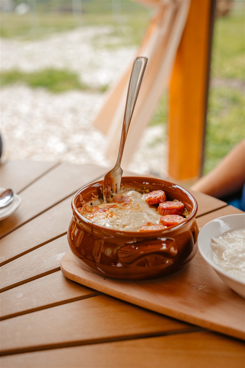 Mâncare tradițională bucovineană la Talger – restaurant în Pojorâta, pe TransRarău