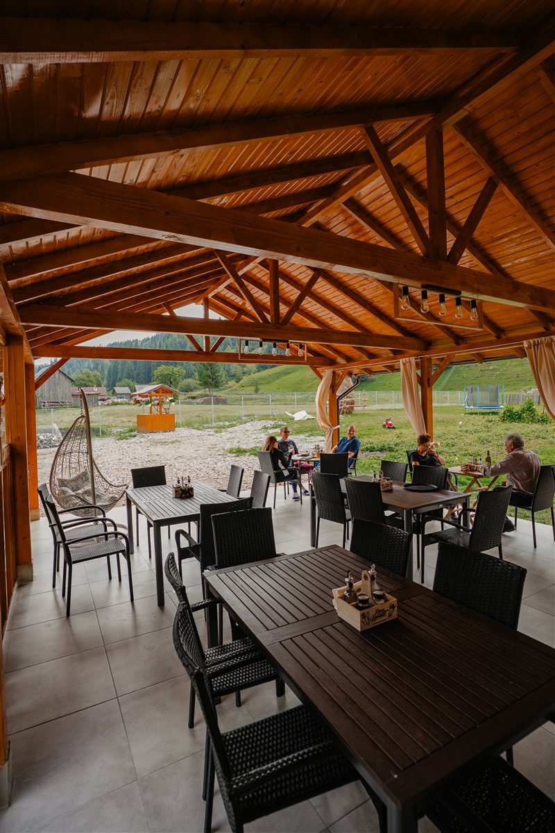 Terasa interioară Talger – restaurant tradițional în Pojorâta, pe TransRarău