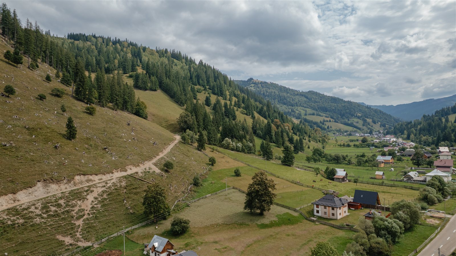 Panoramă Pojorâta Bucovina – vedere de la Talger, pe TransRarău