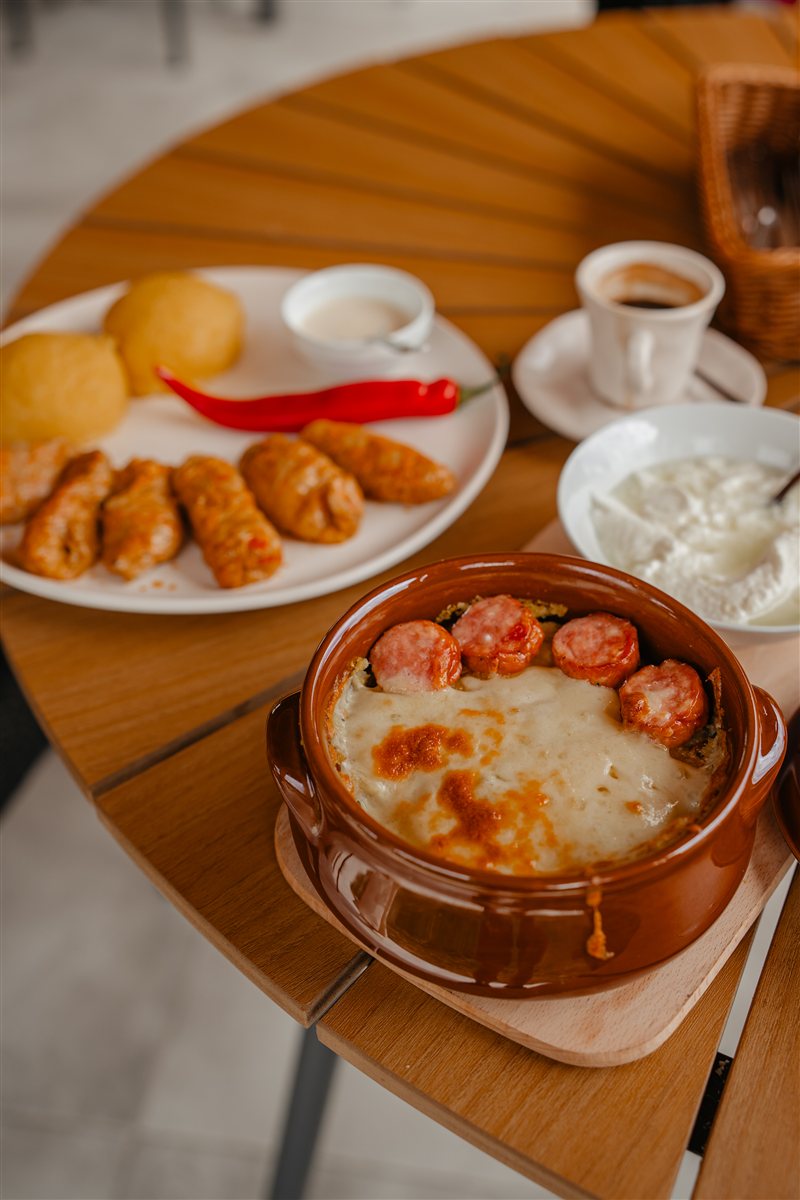 Masă bucovineană completă la restaurantul Talger din Pojorâta, Suceava