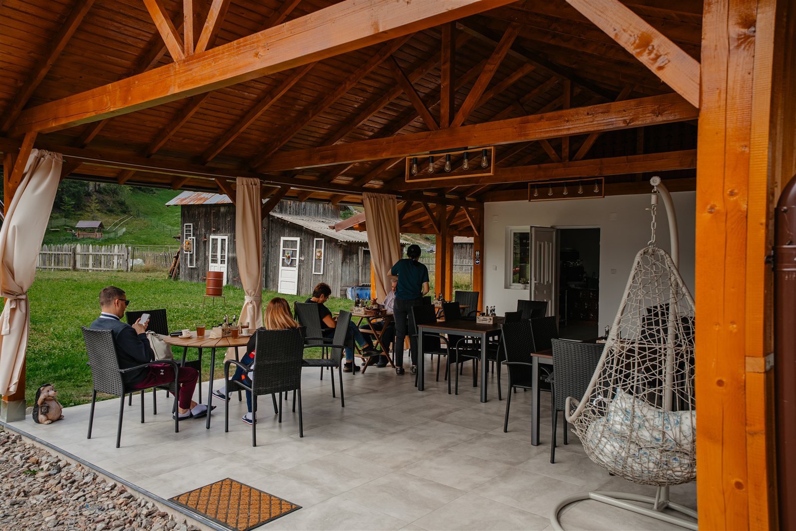 Terasa restaurantului Talger în livadă, Pojorâta, pe TransRarău